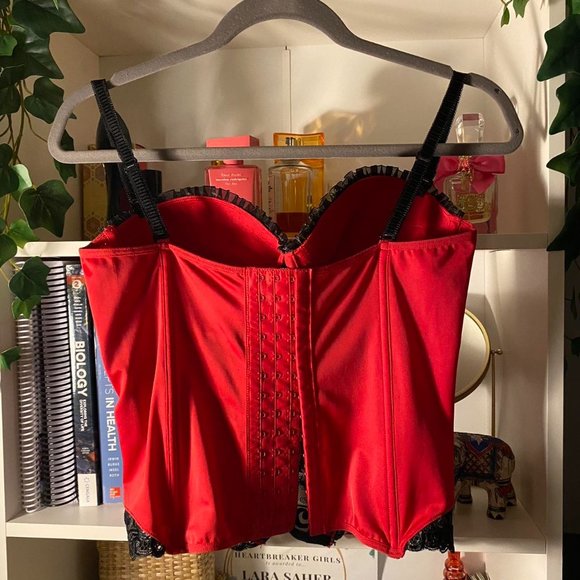 Red and black corset with beautiful lace detailing - Picture 2 of 2
